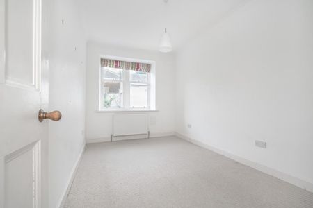 4 bedroom semi-detached villa to rent - Photo 4