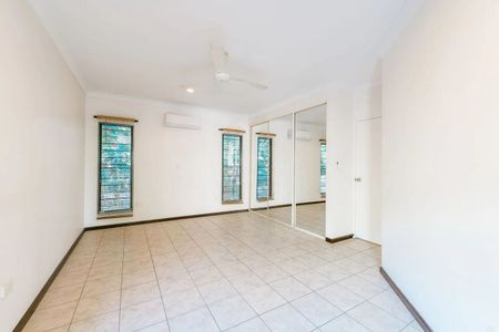 FAMILY RETREAT IN A QUITE CUL-DE-SAC - Photo 4