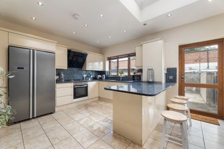 🌺 ENSUITE ROOMS, ALL BILLS, CLEANER & GARDENER 🌺 Room 3 - Photo 2