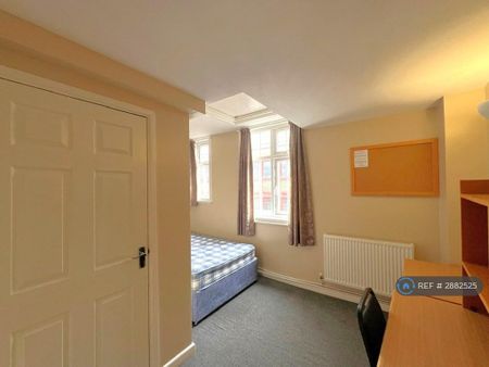 1 bedroom in a flat share to rent - Photo 5