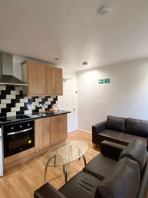 Room in a Shared Flat, Wharncliffe House, SW15 - Photo 1