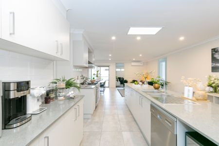 Stunning 4-Bedroom Home in Greenvale - Photo 3