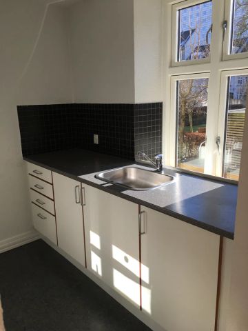 Indbydende 2-værelses lejlighed med central beliggenhed - Photo 3