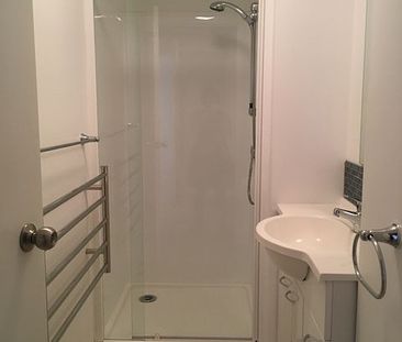 Sunny and spacious - Photo 6