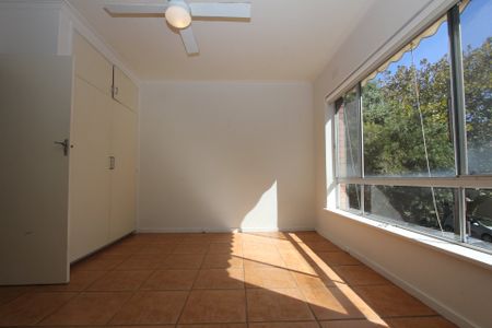Bright & Convenient Two Bedroom Elwood Apartment - Photo 2