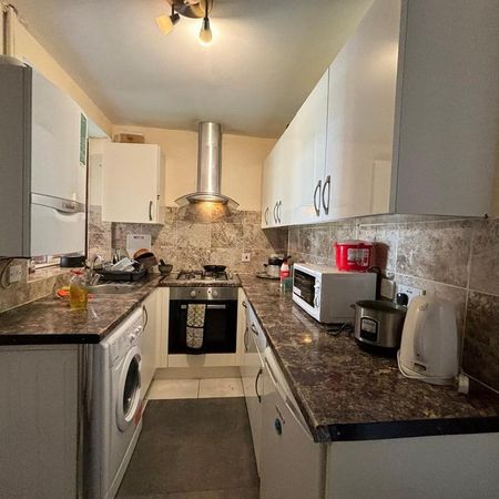 1 bedroom in a house share to rent - Photo 3