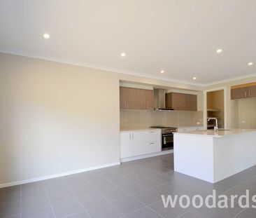 IMPRESSIVE TOWNHOUSE IN MOUNT WAVERLEY SCHOOL ZONE - Photo 3