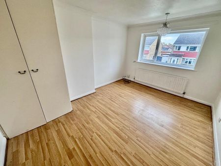 4 bedroom semi-detached house to rent - Photo 4