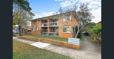 Top floor three bedroom apartment - Photo 3
