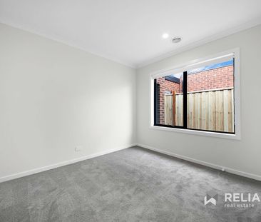 Modern 4-Bedroom Family Home in Prime Fraser Rise Location - Photo 4