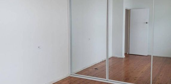 4 BED HOUSE - Photo 2