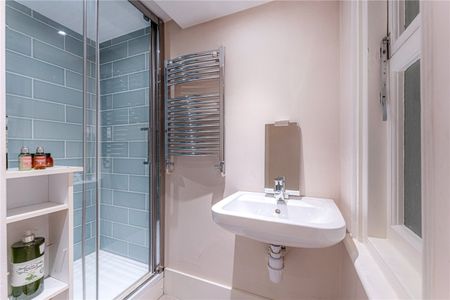 Stunning Two Bedroom Apartment with Access to Award Winning Gardens - Photo 5