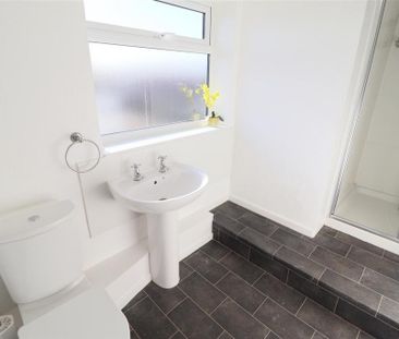 4 bedroom semi-detached house to rent - Photo 6