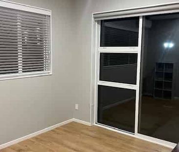 Clean, tidy, near new flat with quality fittings - Photo 5