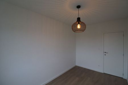 Nieuwbouwwoning met 3 slaapkamers, zolder, tuin en 2 autostaanplaatsen. - Photo 3