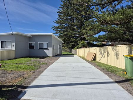 Fully Renovated 1-Bedroom Flat – Just 200m from the Beach! - Photo 5