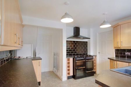 3 bedroom semi-detached house to rent - Photo 4