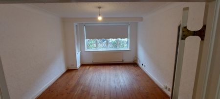 4 bedroom 2 bathroom house in highly sought after area of North Chingford - Photo 2