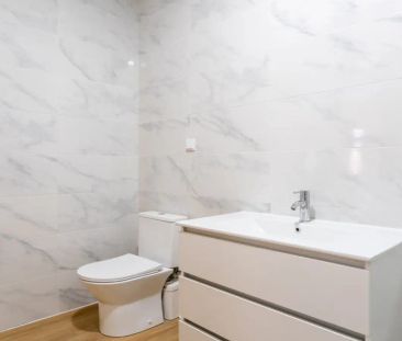 Room in a shared 10-bedroom apartment for rent in Lisbon - Foto 2