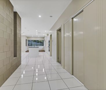 Large Family Home in a Great Street - Pool Maintenance Included! - Photo 1