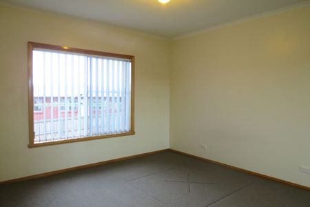 Neat one bedroom flat close to all amenities - Photo 5