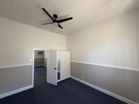 Spacious Home Freshly Renovated - Photo 3