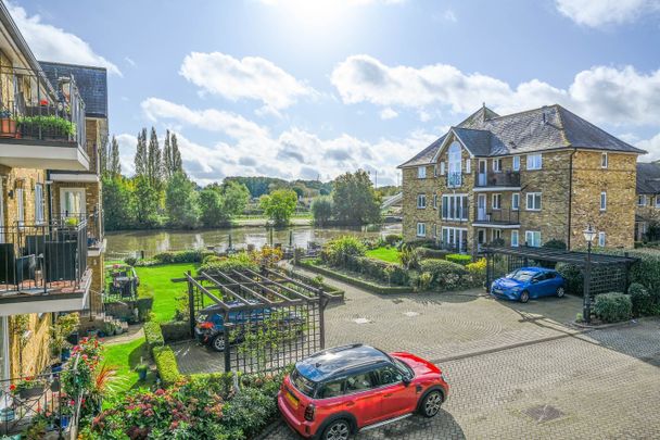 Swan Walk, Shepperton, TW17 - Photo 1