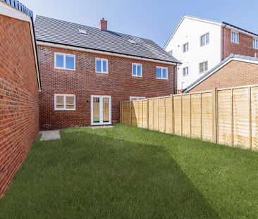 4 bedroom semi-detached house to rent - Photo 2