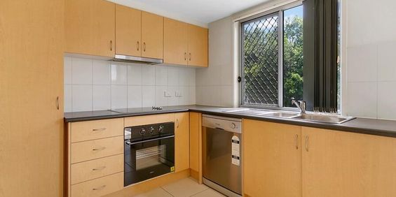 3 Bed Townhouse Great Location - Photo 3
