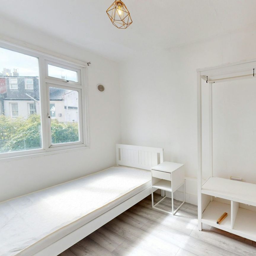 Flat to rent on - Photo 1