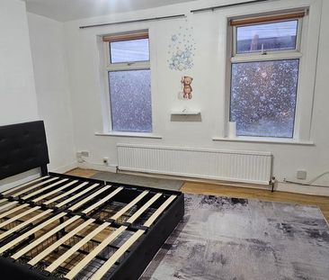 4 bedroom terraced house to rent - Photo 5