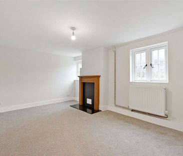 A pretty 3 bed period cottage with a good size rear garden - Photo 1
