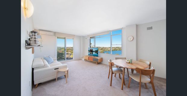 Spacious & Light-Filled North-Facing Apartment Showcasing Incredible Harbour & North Head Views - Photo 1