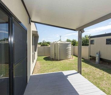 2 BEDROOM, 2 BATHROOM MODERN UNIT PARTLY FURNISHED - Photo 6