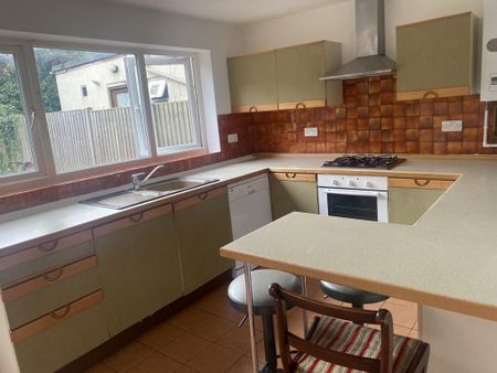 4 bedroom semi-detached house to rent - Photo 5