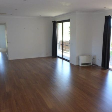 Comfortable Family Living in a Quiet Court Location - Photo 3