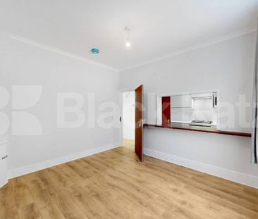 A beautifully renovated four bedroom house offering generous living... - Photo 4