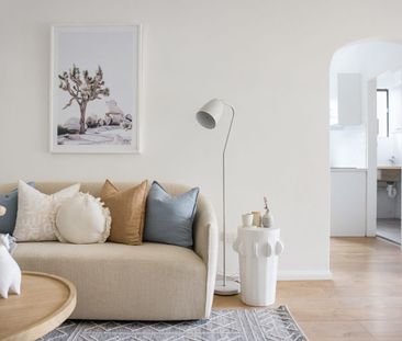 Chic urban sanctuary in boutique complex - Photo 4