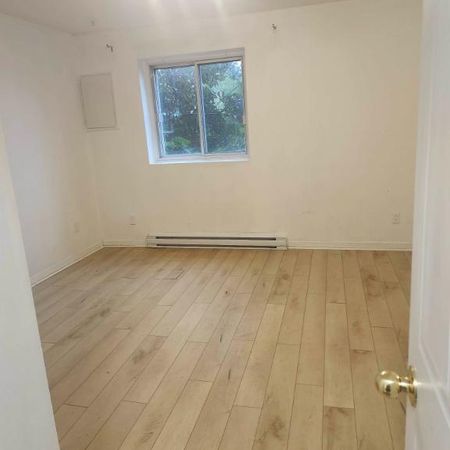 GRAND 5 ½ de 1058pi², RÉCEMMENT RÉNOVÉ, 3 CHAMBRES, AVEC 5 ÉLECTROMÉNAGERS INCLUS, 1915$ — DISPONIBLE DÈS MAINTENANT! - Photo 4