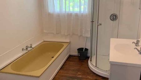 4 Bedroom House - undergoing refresh (old photos) - Photo 5