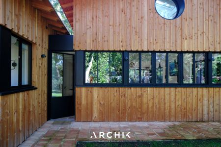 Architecture traditionnelle inspirée par des archétypes régionaux, cette maison de 125 m2 signée BLANC ROUGE ARCHITECTURE entièrement réalisée en bois s'inscrit sur un terrain arboré de 727 m2 avec piscine, dans une rue calme du Pyla et à proximité de la plage. - Photo 2