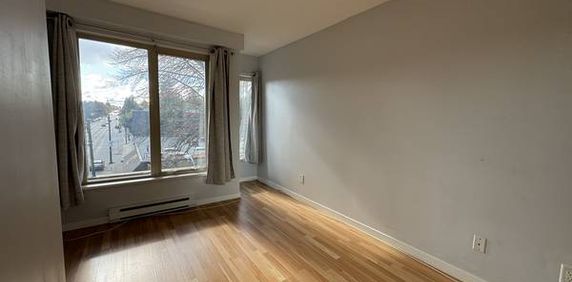 2bd + 1 Bath Top Floor Unit 3089 Oak Street - Photo 2