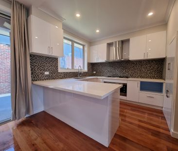 Luxurious Townhouse in Prime Location - Photo 5