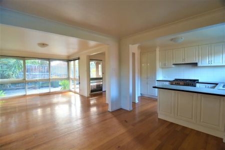 “Family Home in Prime Location!” - Photo 2