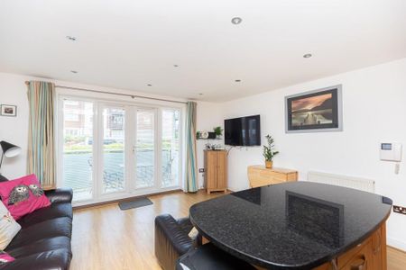 2 bedroom ground floor flat to rent - Photo 2