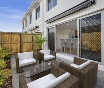 SPACIOUS 3 Bed Townhouse CONVENIENT Location - Photo 6