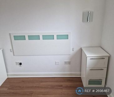 4 bedroom semi-detached house to rent - Photo 3