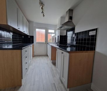 3 bedroom semi-detached house to rent - Photo 6