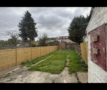 3 Bed Terraced House, Ladysmith Avenue, IG2 - Photo 6