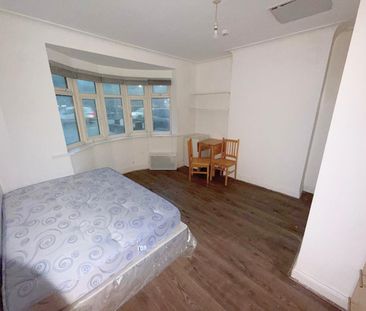 Studio Flat, North Circular Road, NW10 - Photo 3
